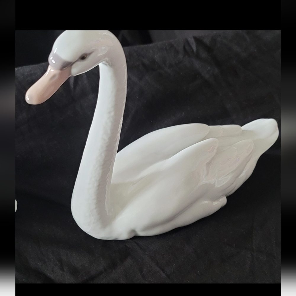 Lladro White Swan Ceramic Figurine - Picture 2 of 5